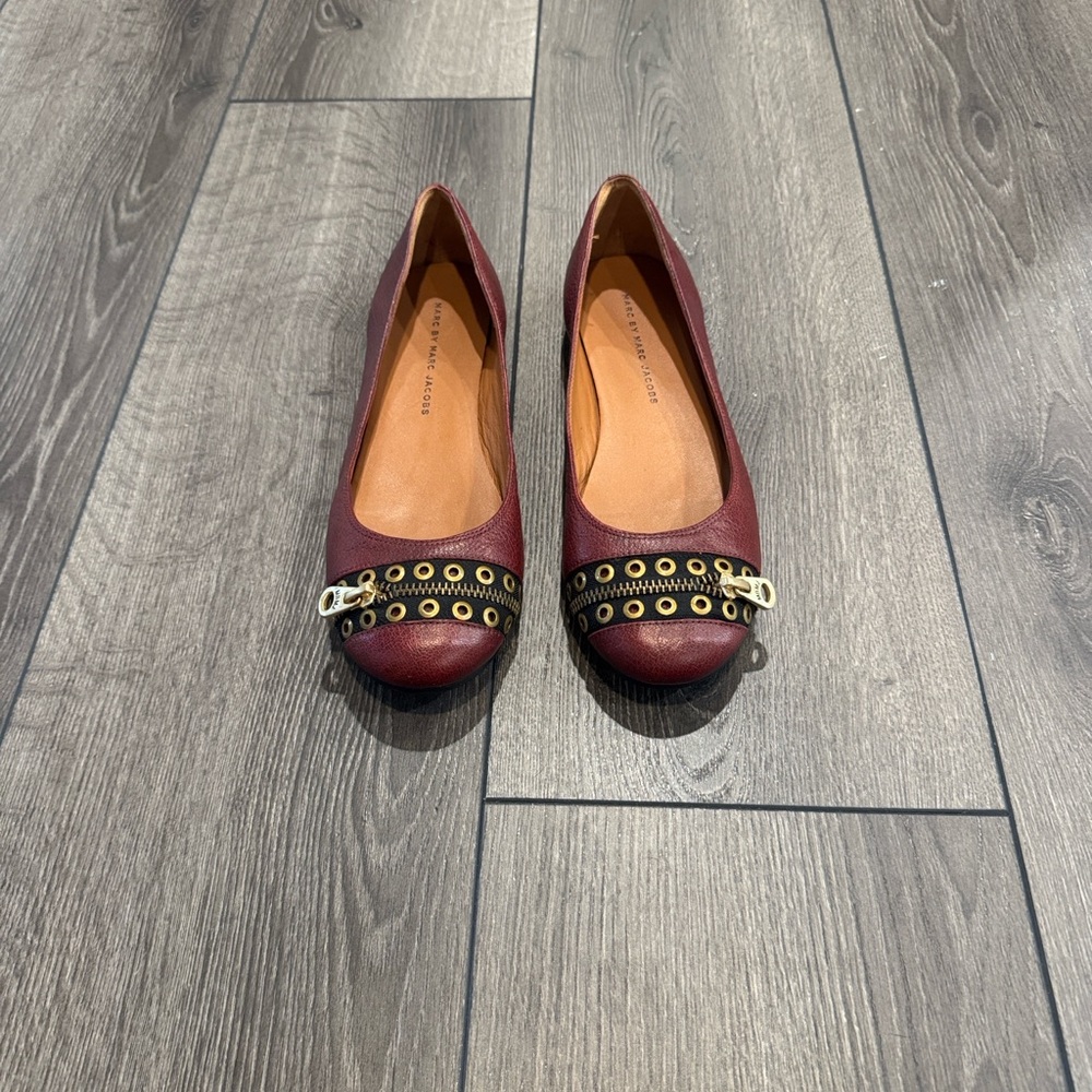 Marc Jacobs Maroon Flats with Gold Details - Picture 2 of 7